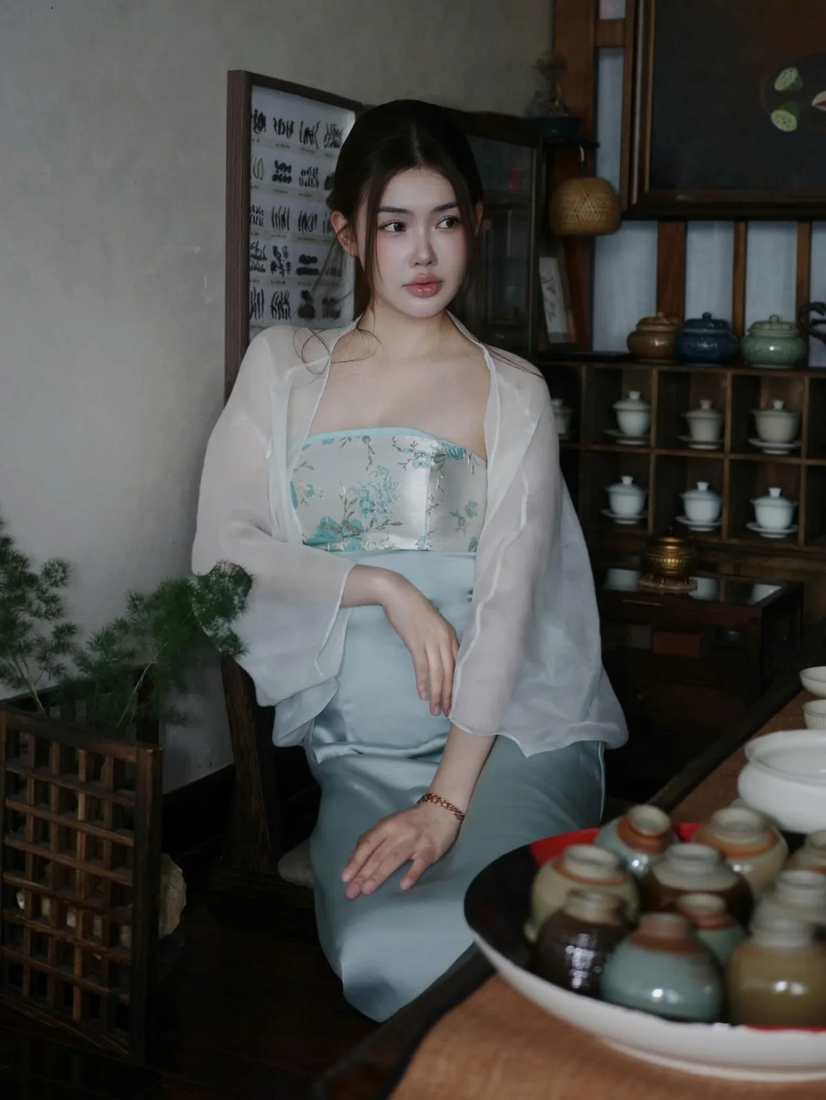 Gấm vóc lụa là, 1