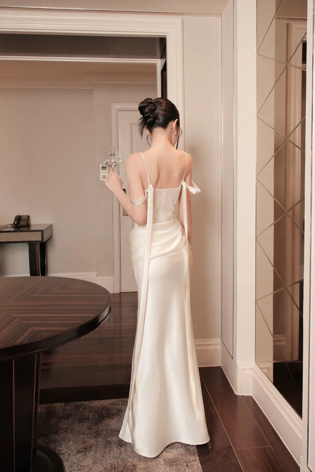 Váy lụa hai dây phối lưới, 1