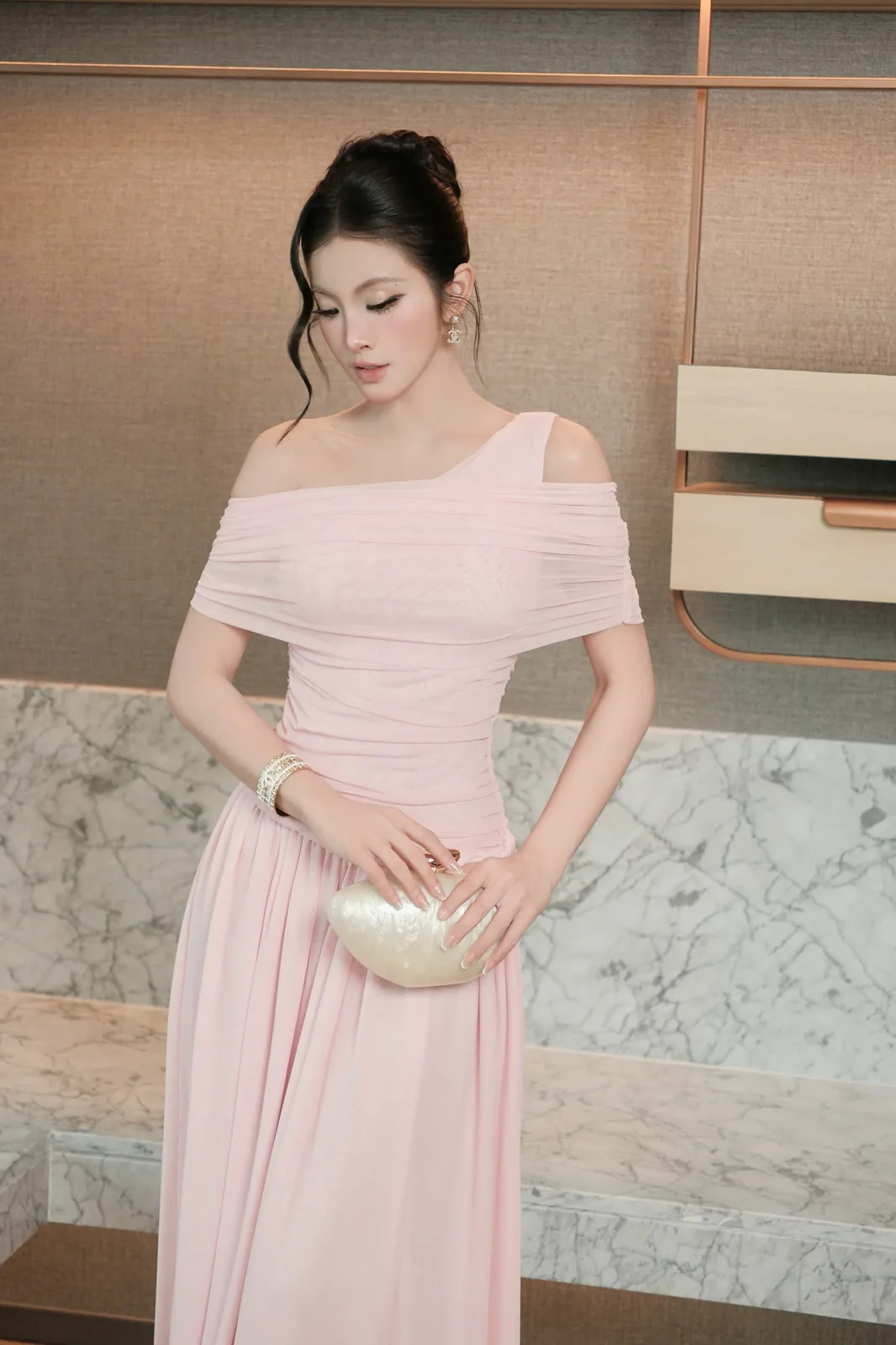 Váy body lệch vai dài kèm choàng rời, B252