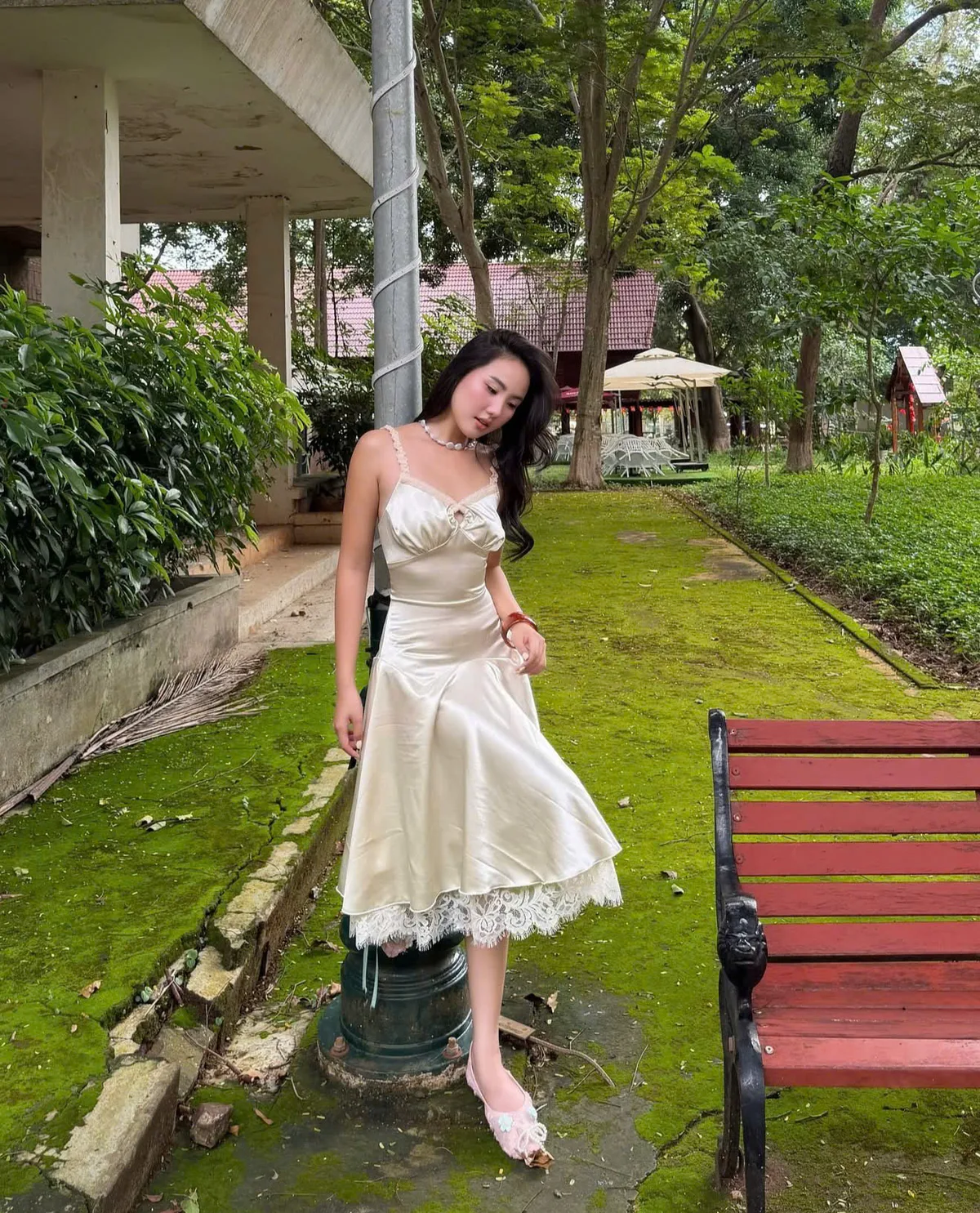 Váy lụa hai dây phối ren lửng, 4