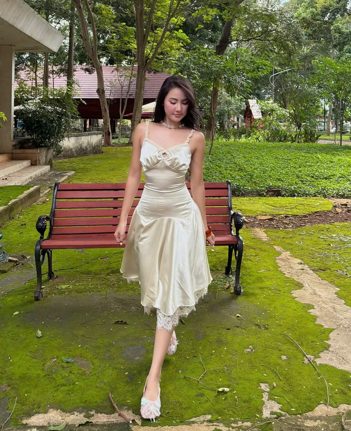 Váy lụa hai dây phối ren lửng, B274