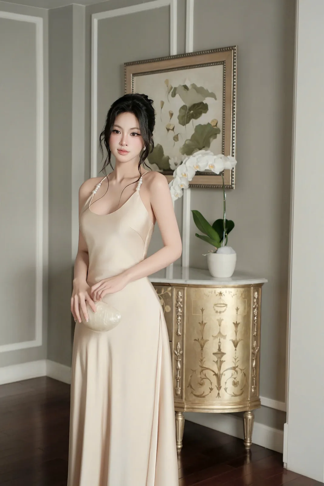 Váy lụa hai dây ngọc trai, 3