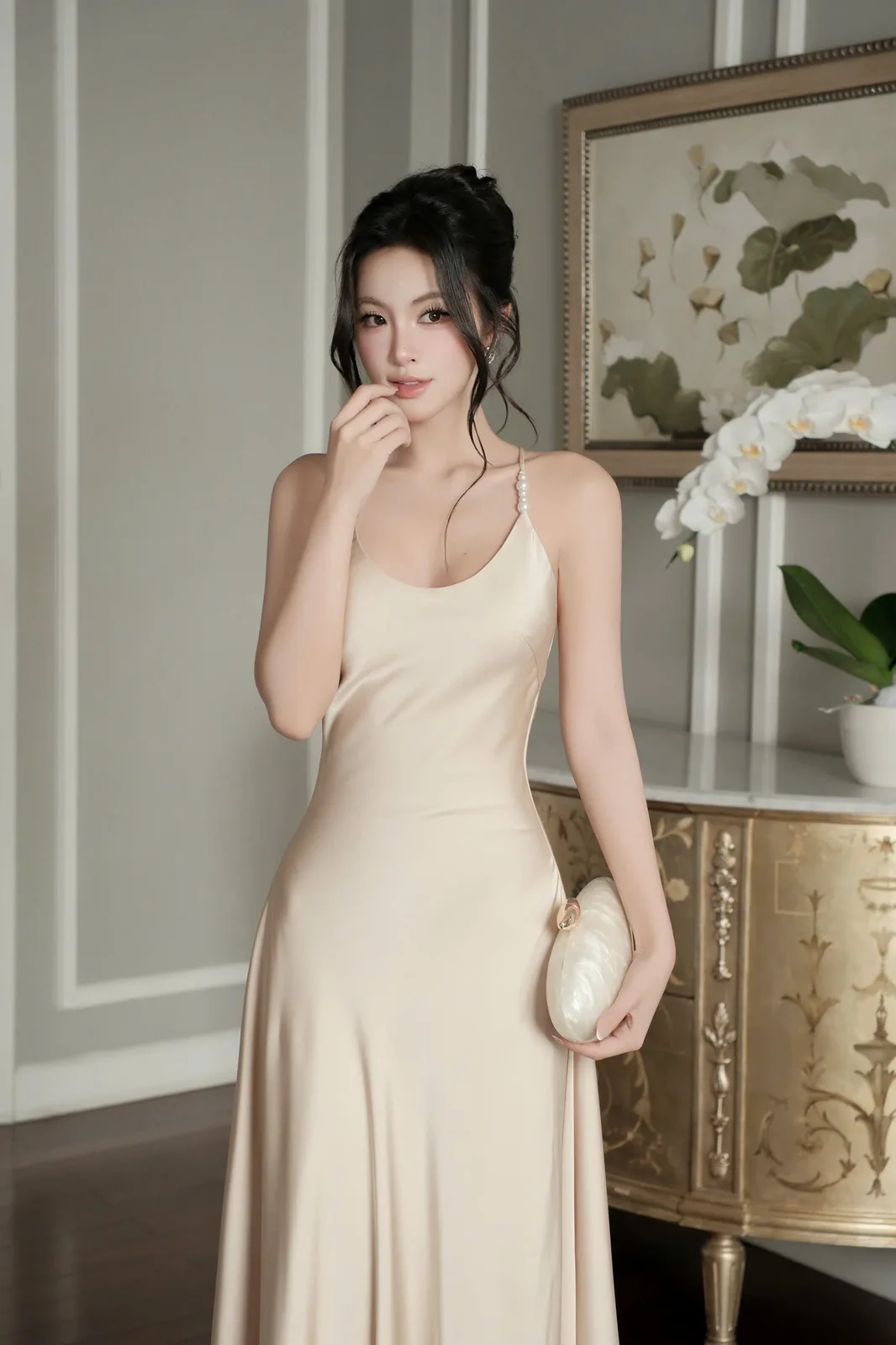 Váy lụa hai dây ngọc trai, 5
