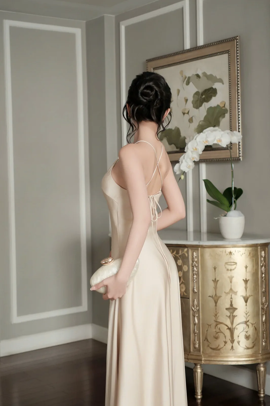Váy lụa hai dây ngọc trai, 6